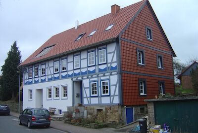 Jacobi-Krempziegel (linksdeckend) naturrot engobiert mit Naturschiefereinfassung inklusive Wärmedämmmaßnahmen